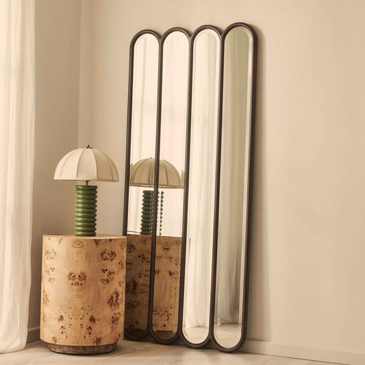 Grand miroir en bois foncé dans une chambre