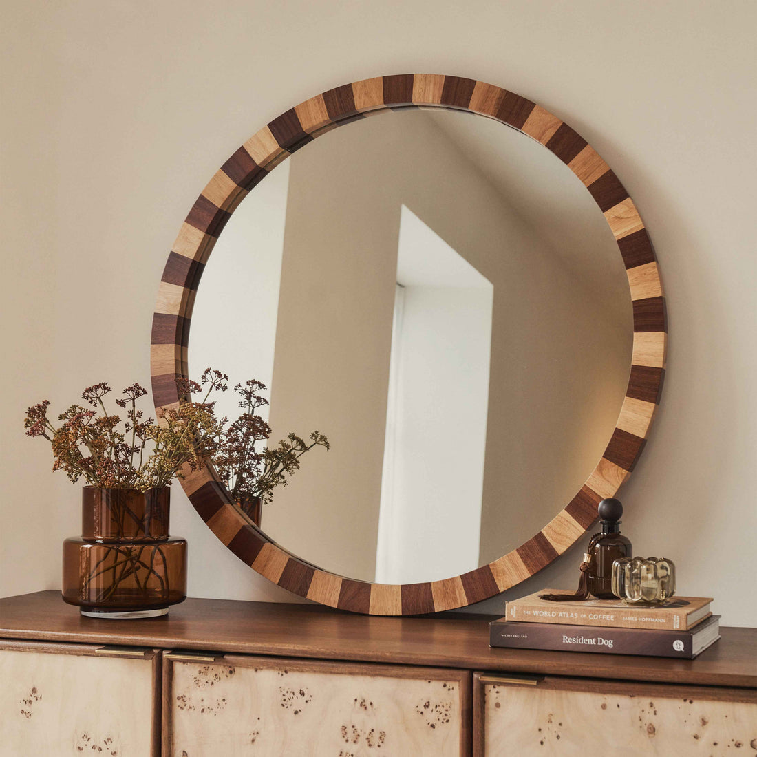 Miroir rond mural dans un intérieur clair