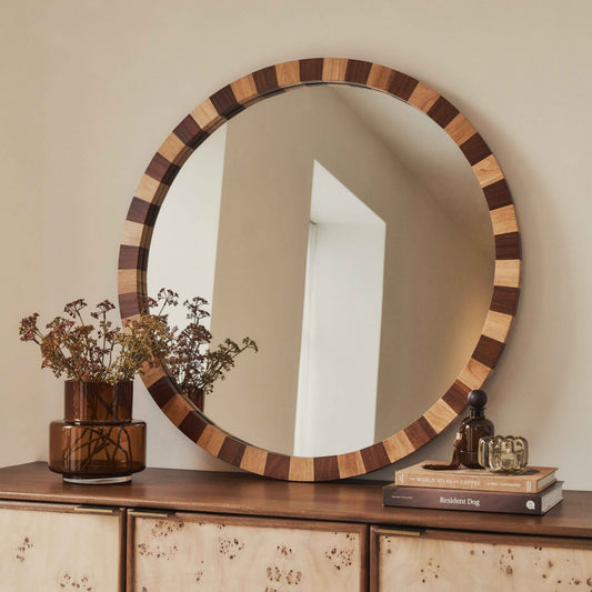 Miroir rond mural dans un intérieur clair