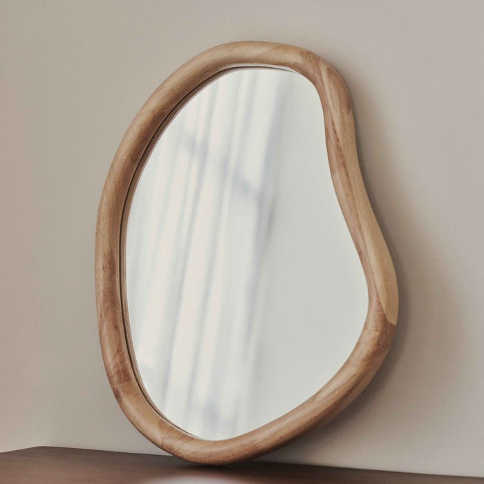 Aaliyah - Miroir mural irrégulier en bois clair 42 cm x 35 cm