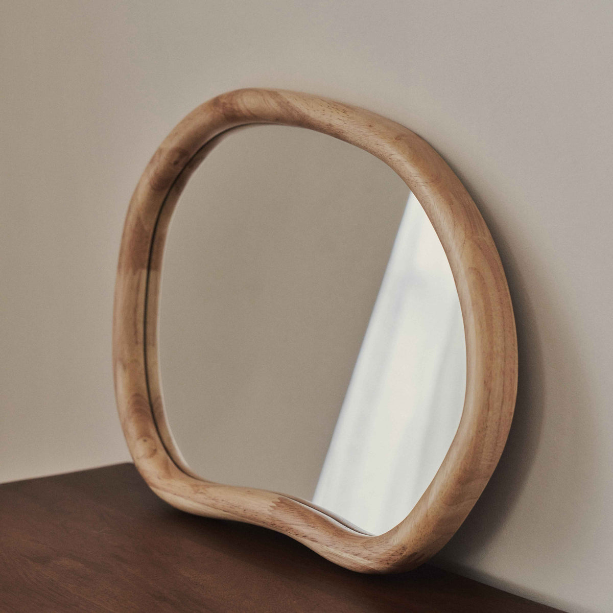 Aaliyah - Miroir mural irrégulier en bois clair 42 cm x 35 cm