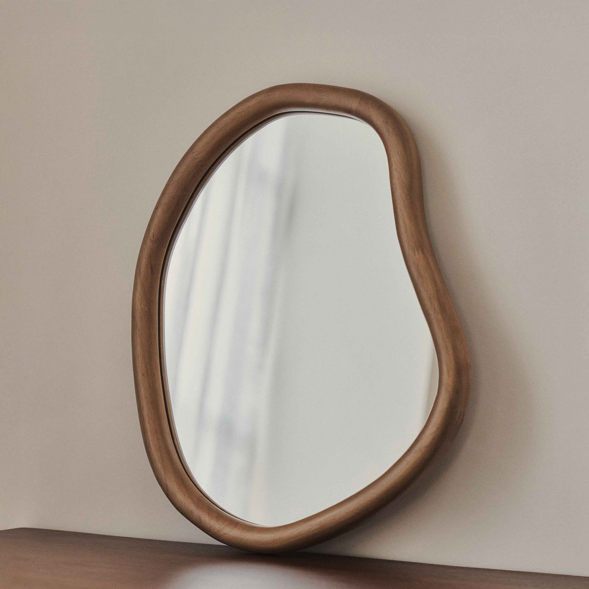 Aaliyah - Miroir Mural Irrégulier Bois Chaud 42cm x 35cm