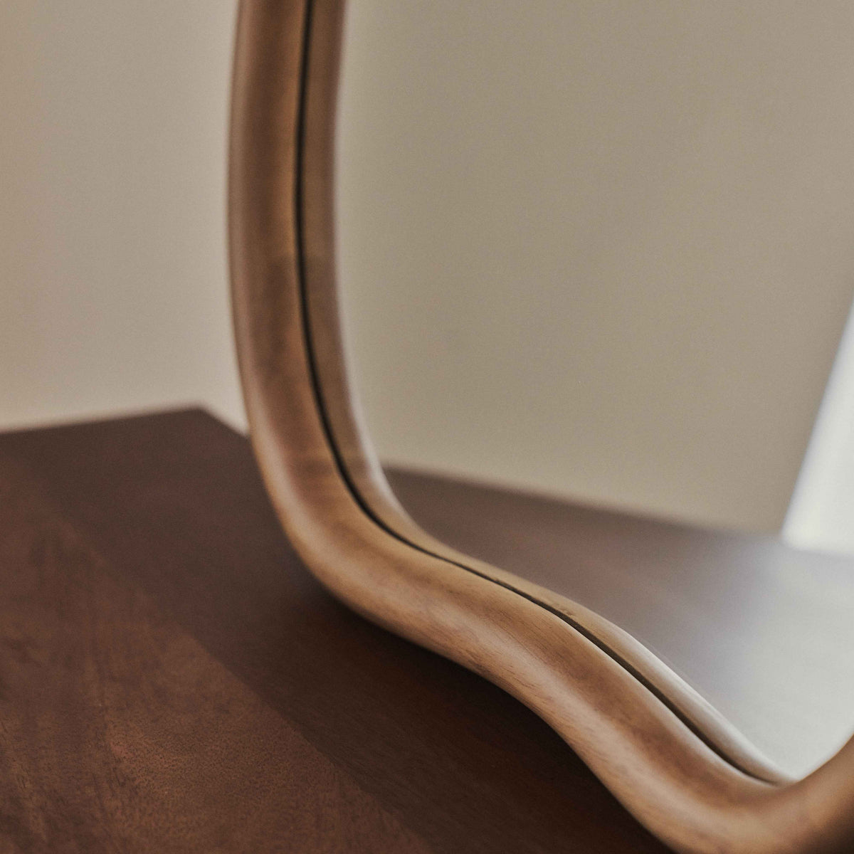 Aaliyah - Miroir Mural Irrégulier Bois Chaud 42cm x 35cm