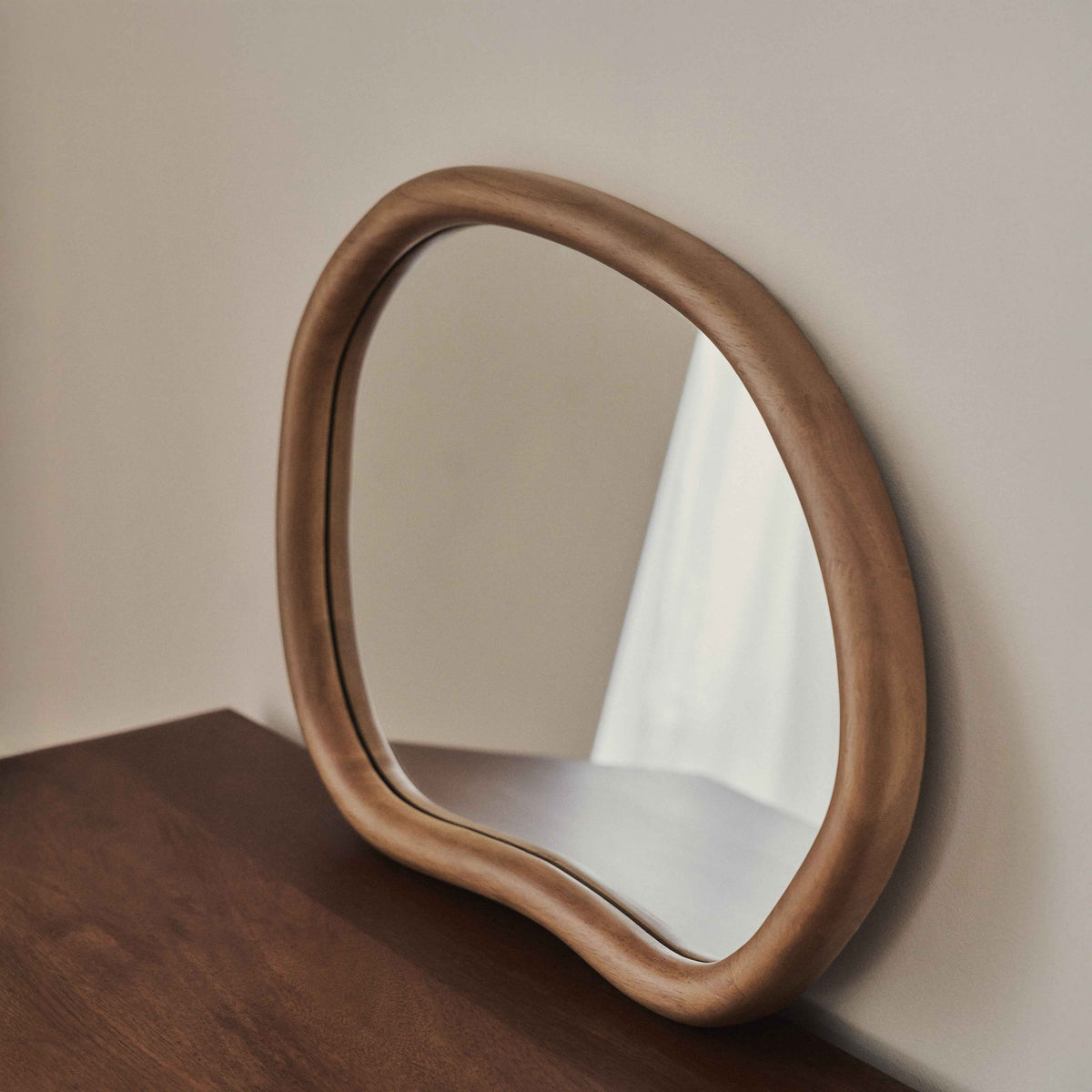 Aaliyah - Miroir Mural Irrégulier Bois Chaud 42cm x 35cm