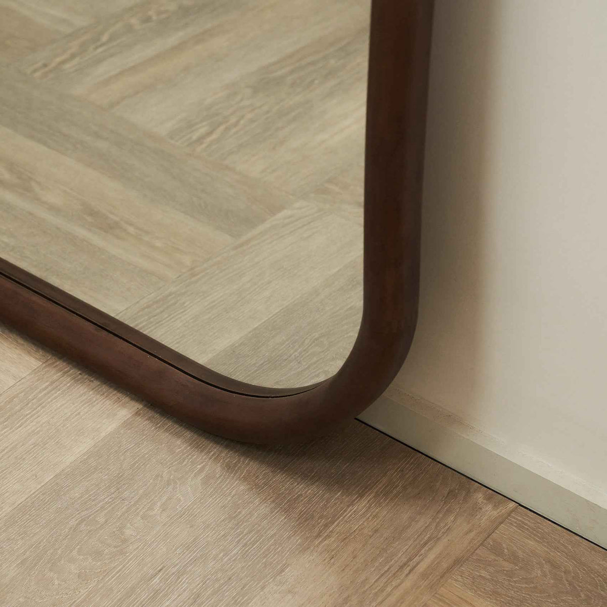 Aaliyah - Miroir irrégulier extra grand pleine longueur en bois foncé 180cm x 110cm