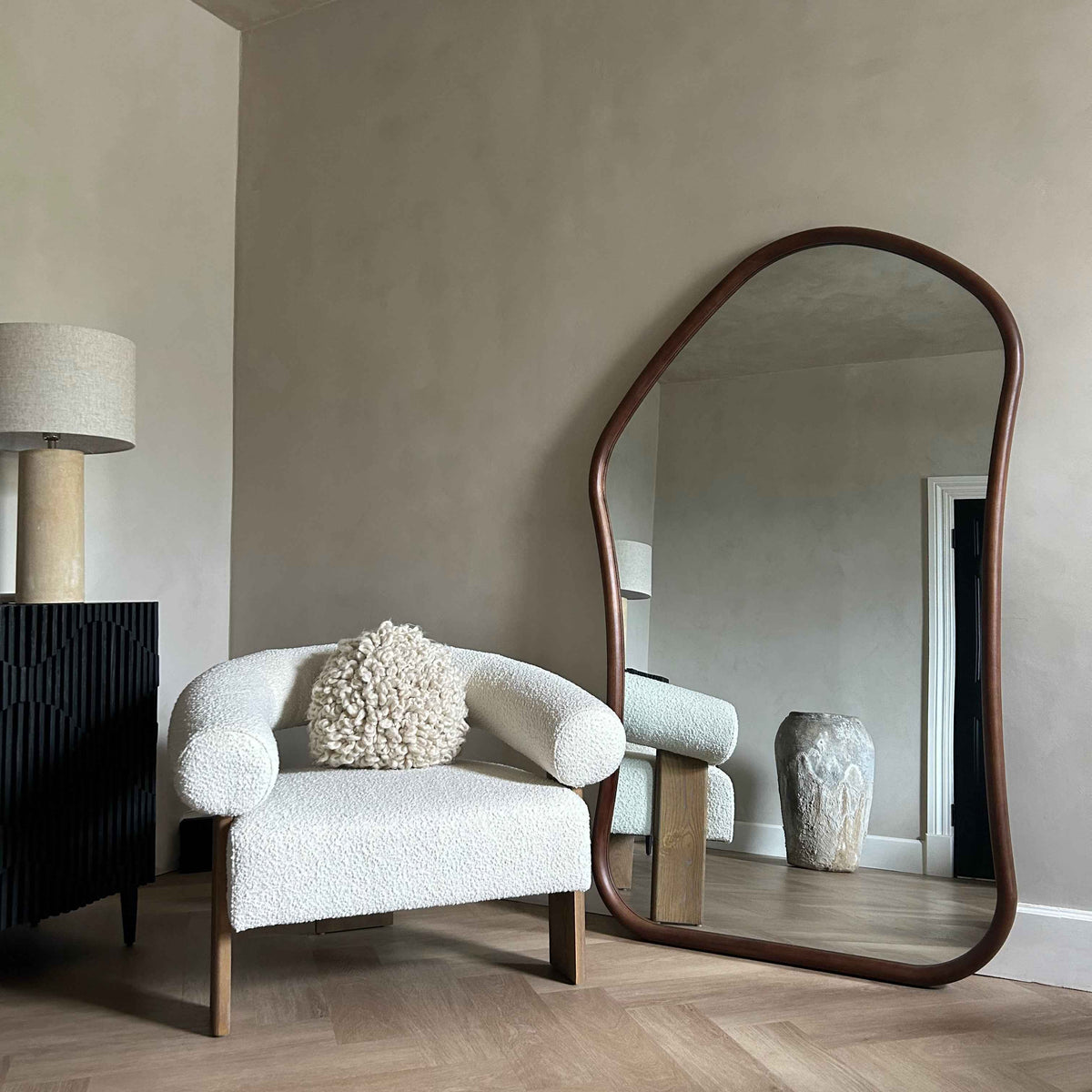 Aaliyah - Miroir irrégulier extra grand pleine longueur en bois foncé 180cm x 110cm