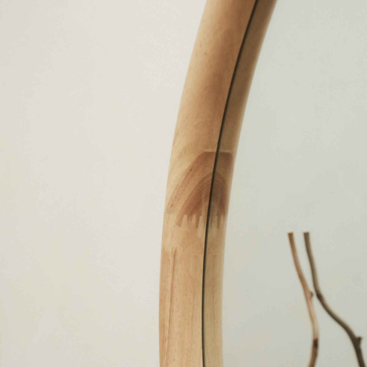 Aaliyah - Miroir irrégulier pleine longueur en bois clair 180 cm x 80 cm