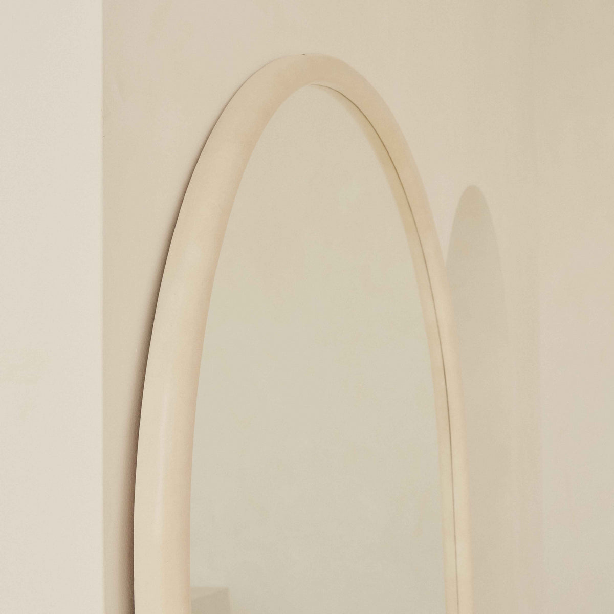 Amora - Miroir en béton arqué extra large pleine longueur 200 cm x 120 cm