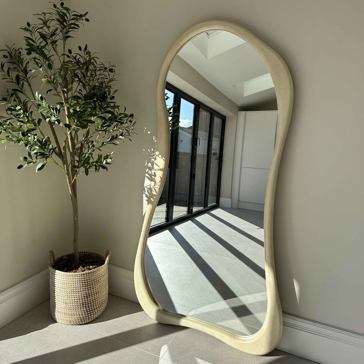 Arcurva - Grand miroir irrégulier en béton pleine longueur 170 cm x 85 cm