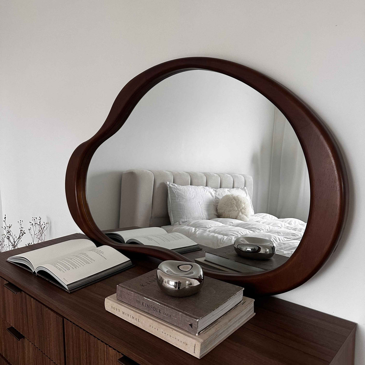 Arcurva - Grand Miroir Irrégulier à Cheminée en Bois Foncé 130cm x 80cm