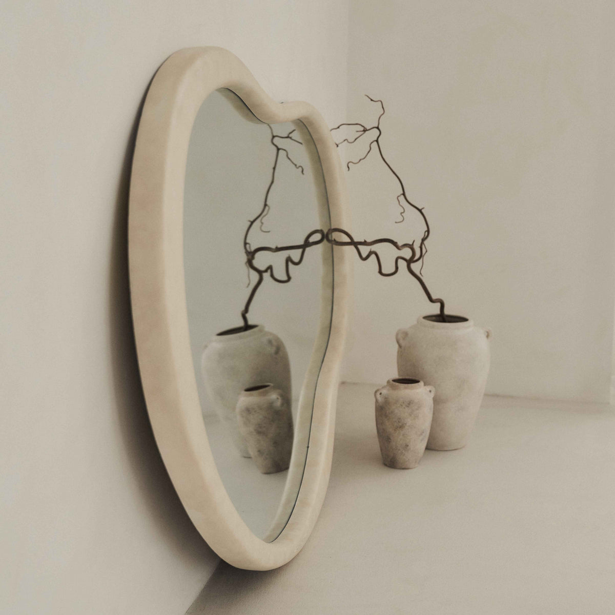 Arcurva - Grand Miroir Irrégulier en Béton pour Surcheminée 130cm x 80cm