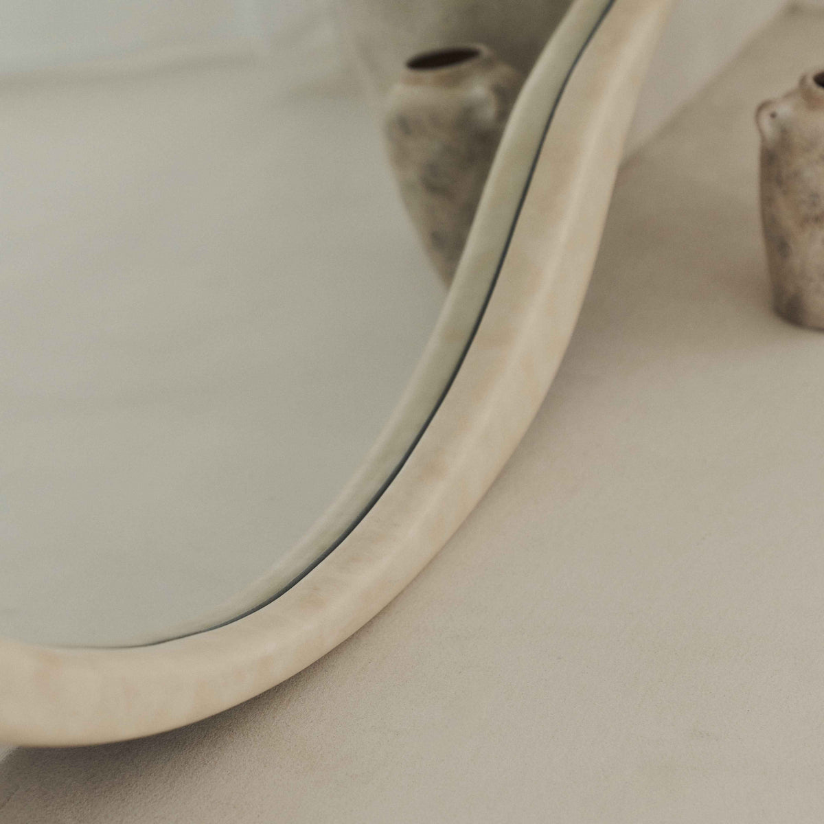 Arcurva - Grand Miroir Irrégulier en Béton pour Surcheminée 130cm x 80cm