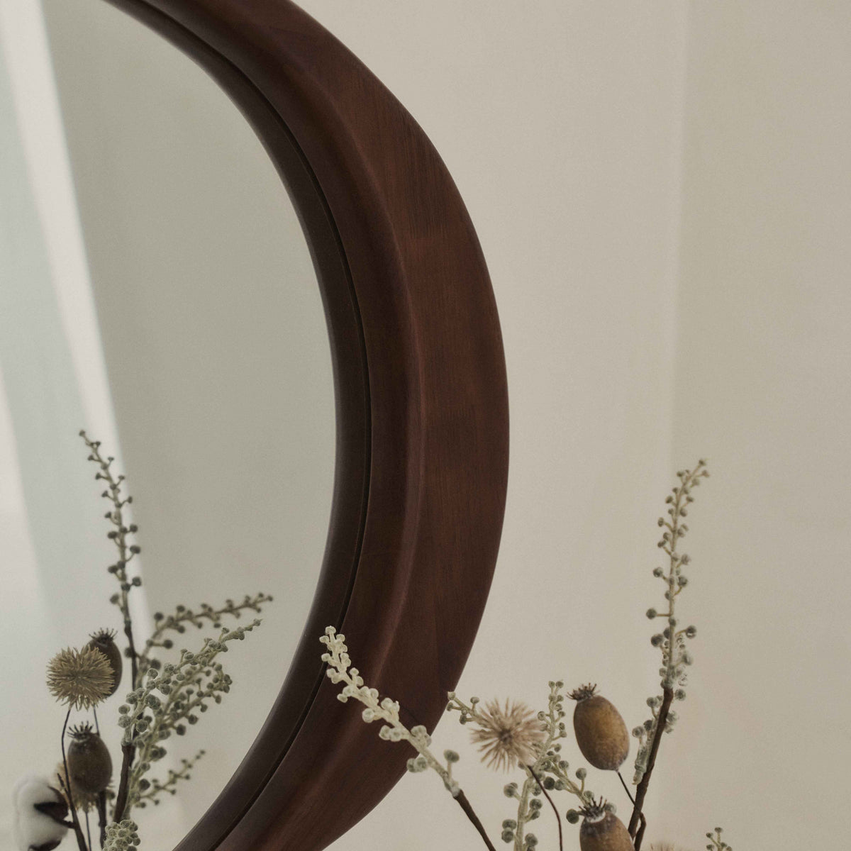 Arcurva - Grand Miroir Irrégulier à Cheminée en Bois Foncé 130cm x 80cm