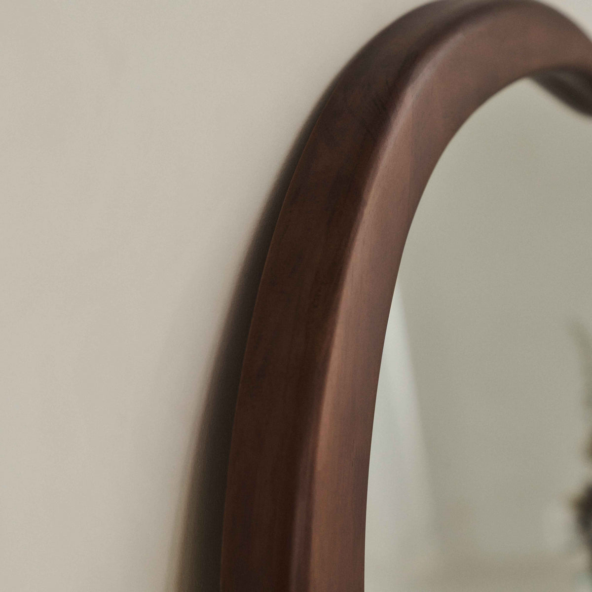 Arcurva - Grand Miroir Irrégulier à Cheminée en Bois Foncé 130cm x 80cm