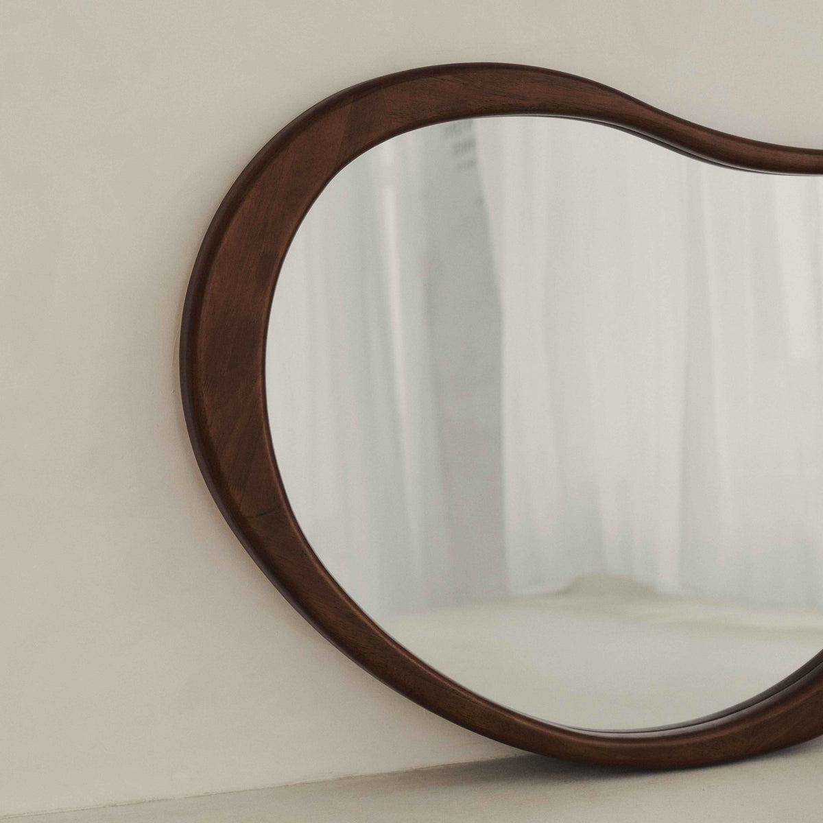Arcurva - Grand Miroir Irrégulier à Cheminée en Bois Foncé 130cm x 80cm