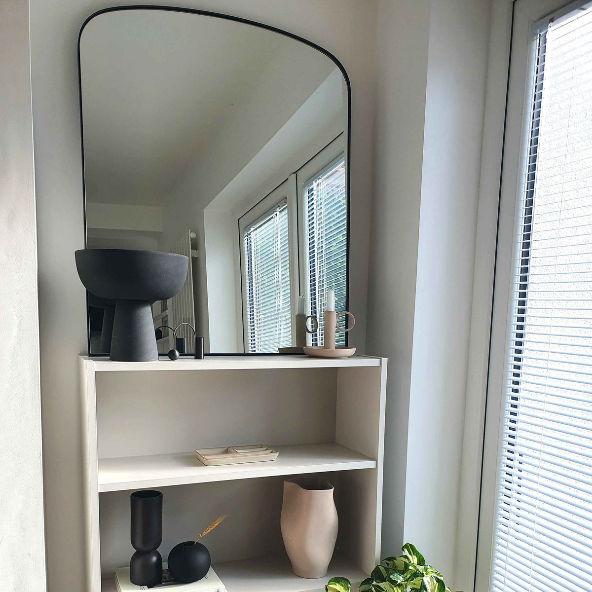 Bowness - Miroir Mural Métallique Contemporain Arqué Noir 90cm x 75cm