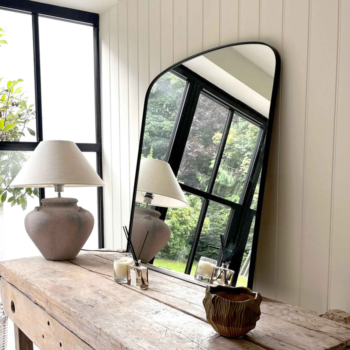 Bowness - Miroir Mural Métallique Contemporain Arqué Noir 90cm x 75cm