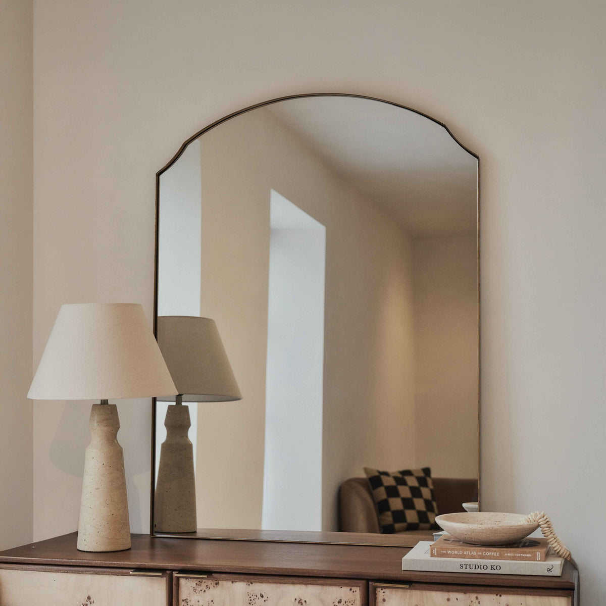 Isla - Miroir Mural Surmontant en Métal Doré Arqué 120cm x 90cm