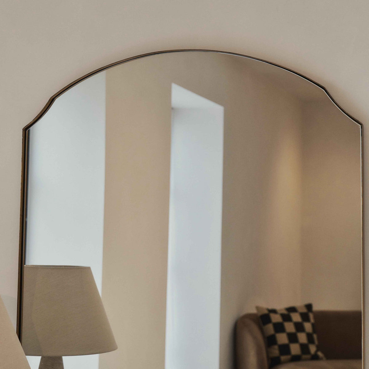 Isla - Miroir Mural Surmontant en Métal Doré Arqué 120cm x 90cm