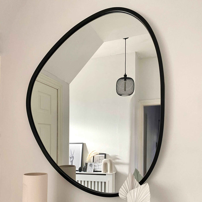Pebble - Grand miroir mural métallique noir irrégulier 110 cm x 90 cm