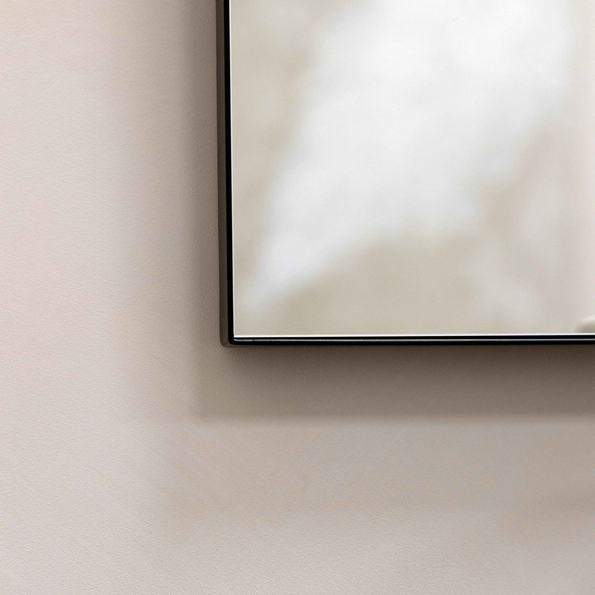 Theo - Grand miroir mural rectangulaire en métal noir 120cm x 90cm