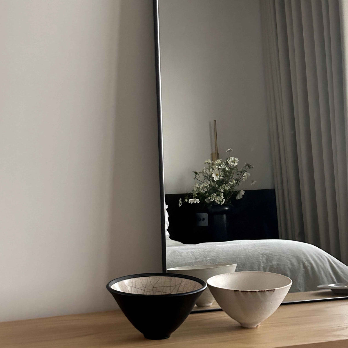 Theo - Grand miroir mural rectangulaire en métal noir 120cm x 90cm