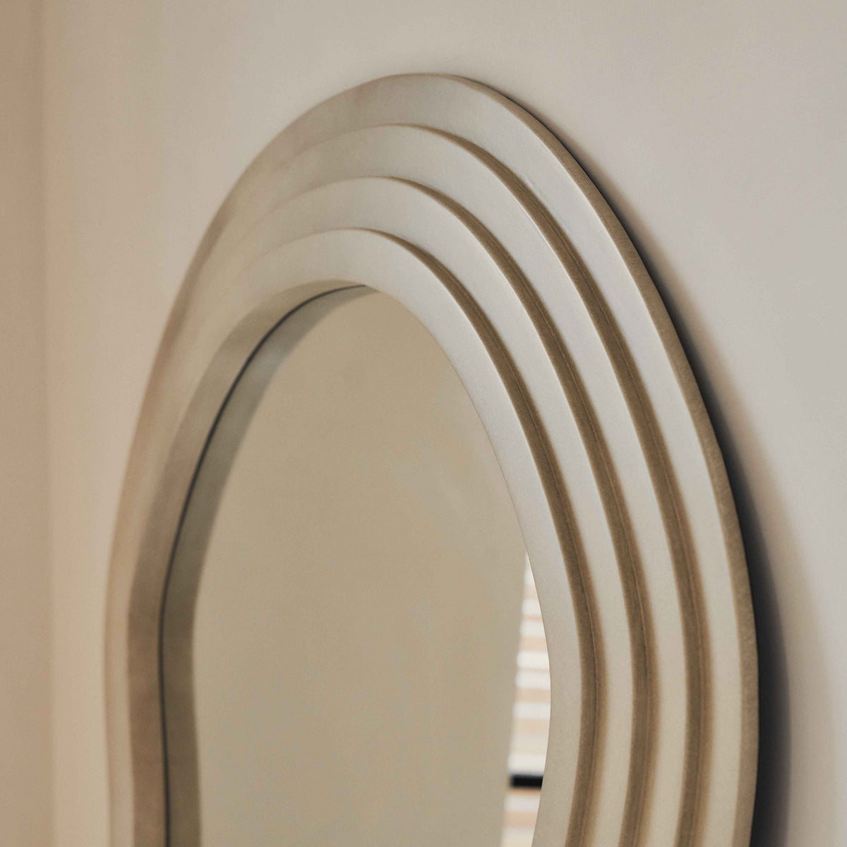 Luciana - Miroir Extra Large en Béton Ondulé Pleine Longueur 180cm x 105cm