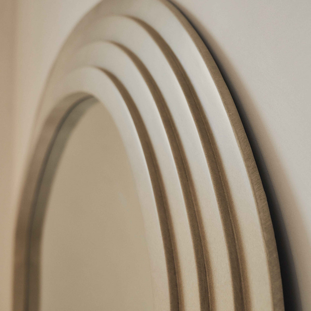 Luciana - Miroir Extra Large en Béton Ondulé Pleine Longueur 180cm x 105cm