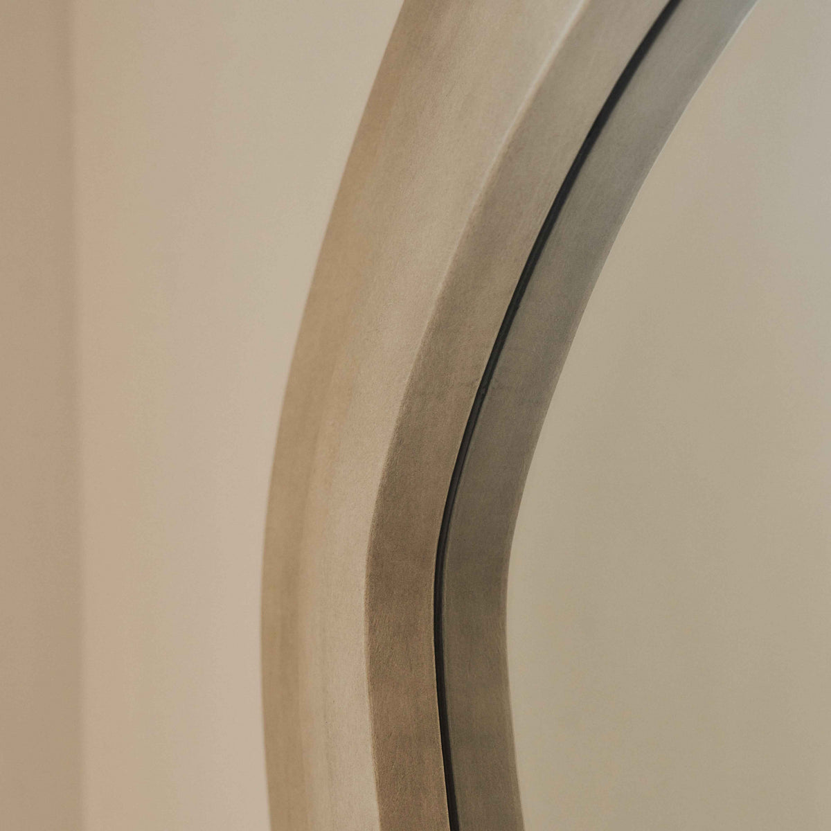 Luciana - Miroir Extra Large en Béton Ondulé Pleine Longueur 180cm x 105cm
