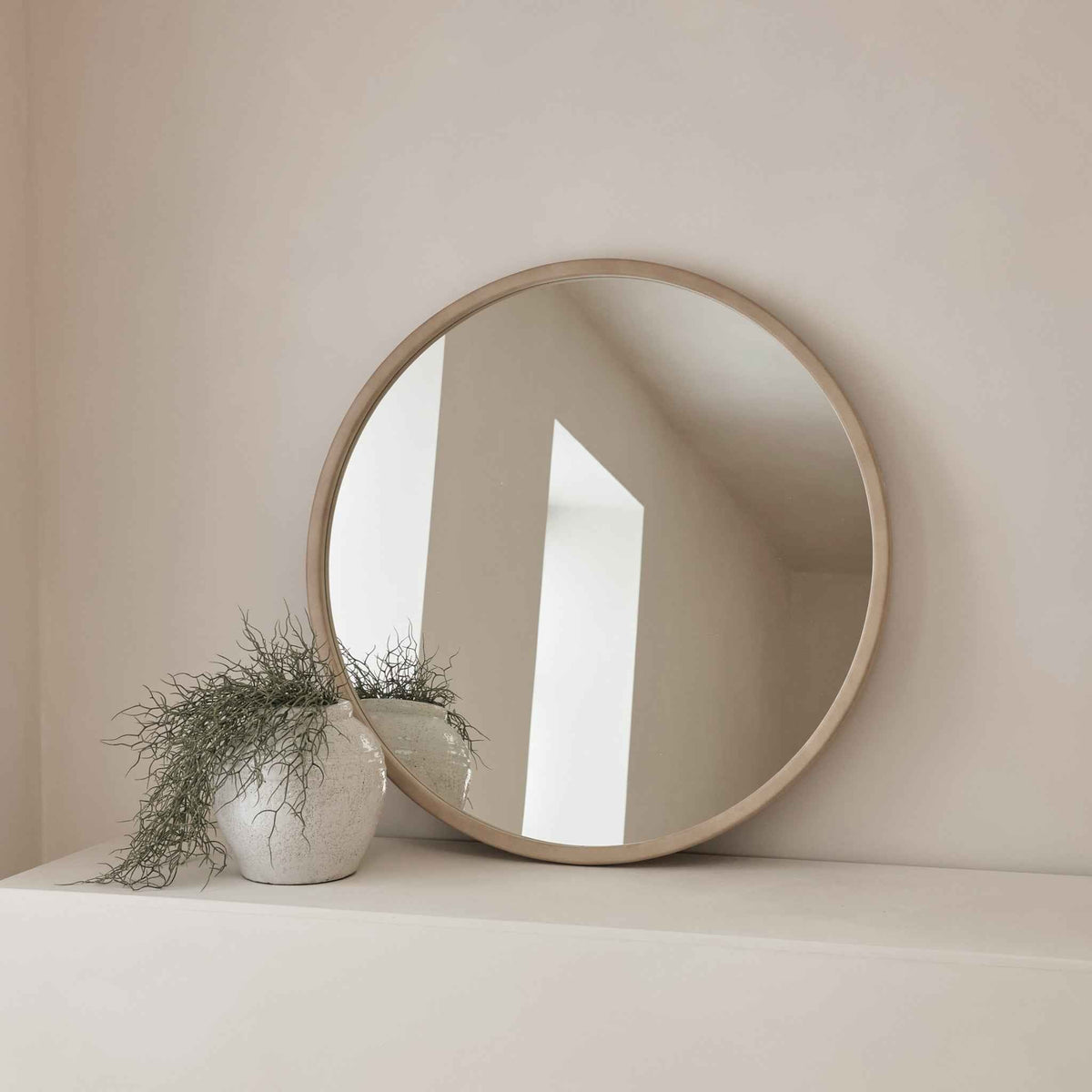Arden - Grand miroir mural rond en béton et bois 90 cm x 90 cm