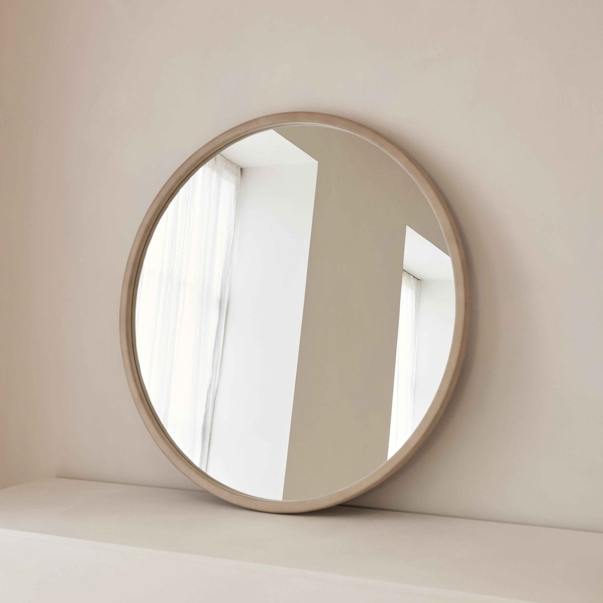 Arden - Grand miroir mural rond en béton et bois 90 cm x 90 cm