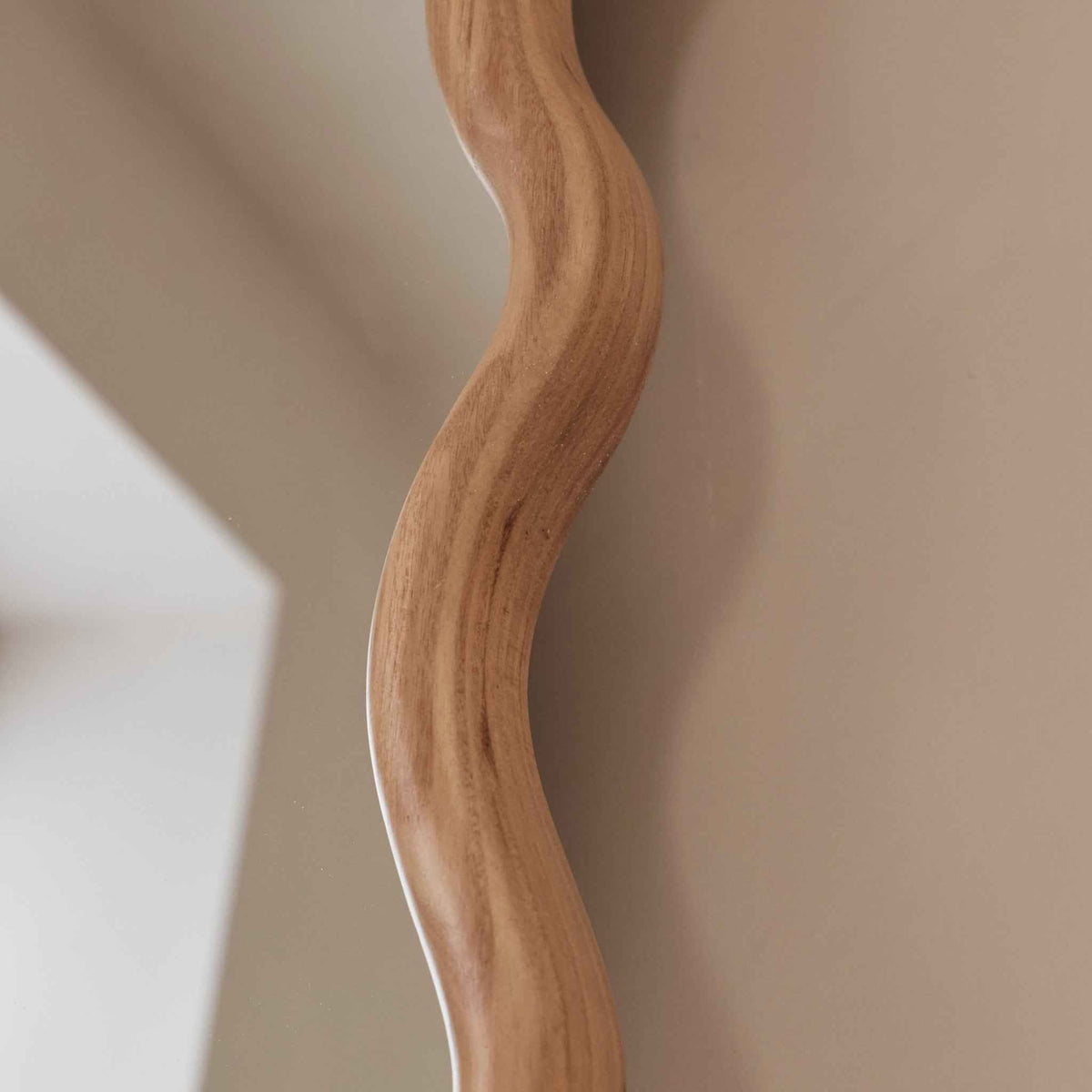 Marea - Miroir mural rétro ondulé en bois clair 100cm x 70cm