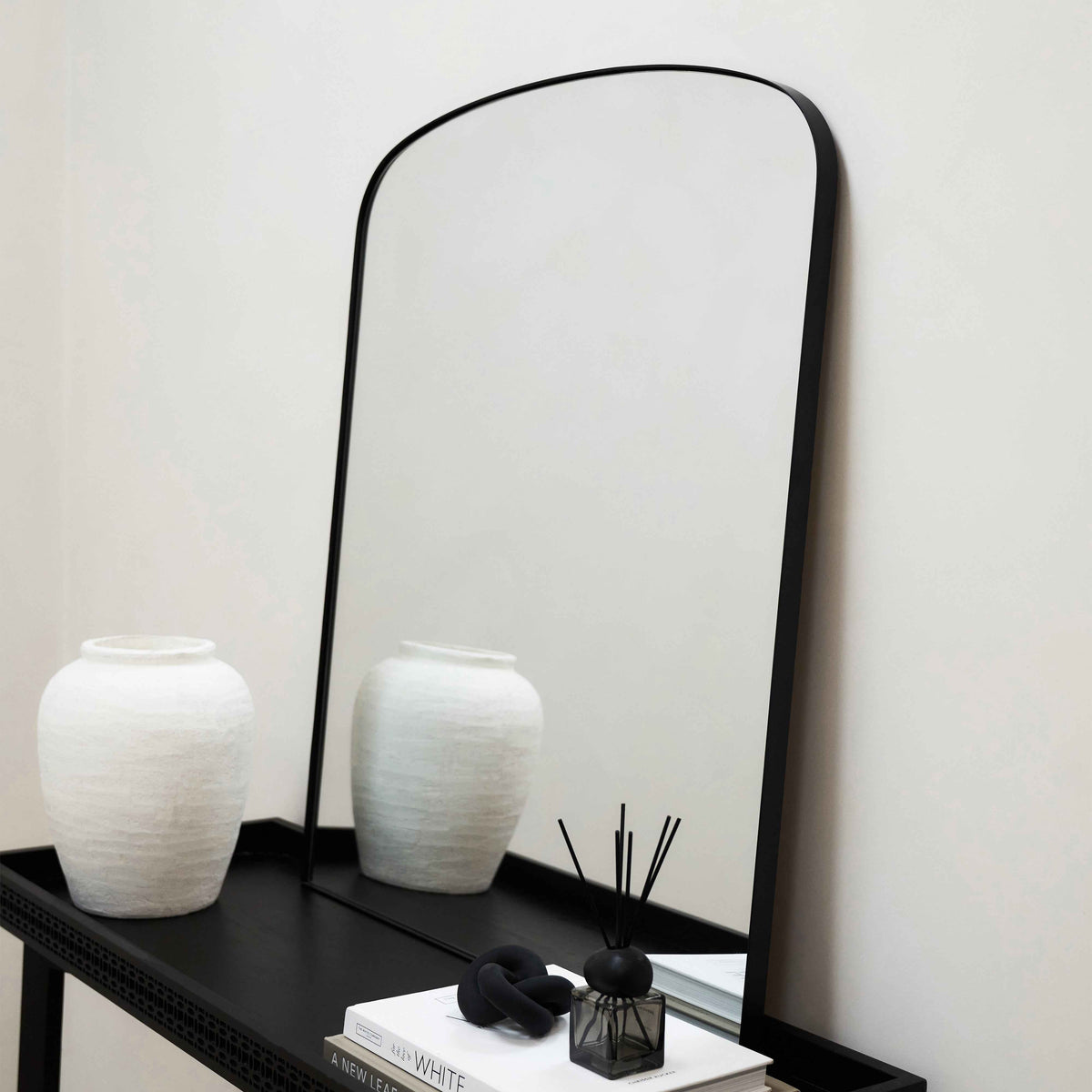 Bowness - Miroir Mural Métallique Contemporain Arqué Noir 90cm x 75cm