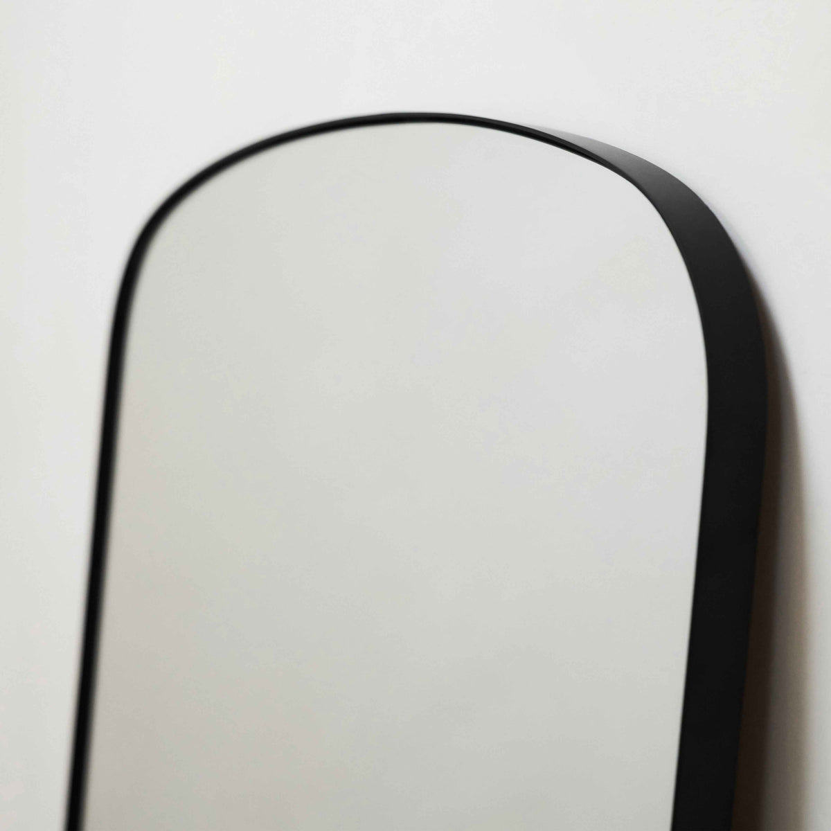 Bowness - Miroir Mural Métallique Contemporain Arqué Noir 90cm x 75cm