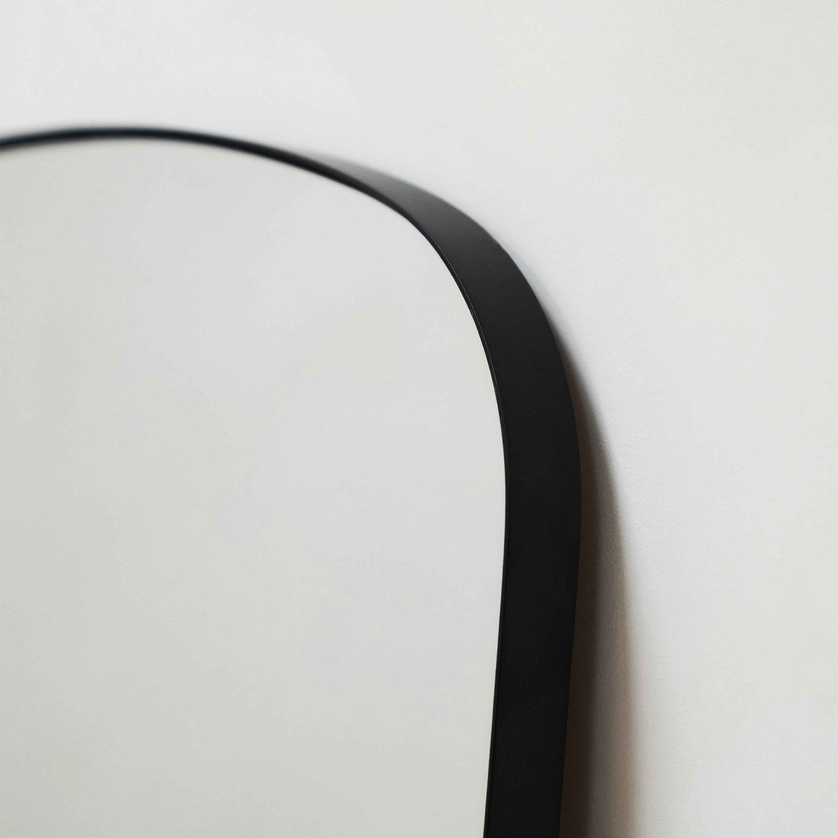 Bowness - Miroir Mural Métallique Contemporain Arqué Noir 90cm x 75cm