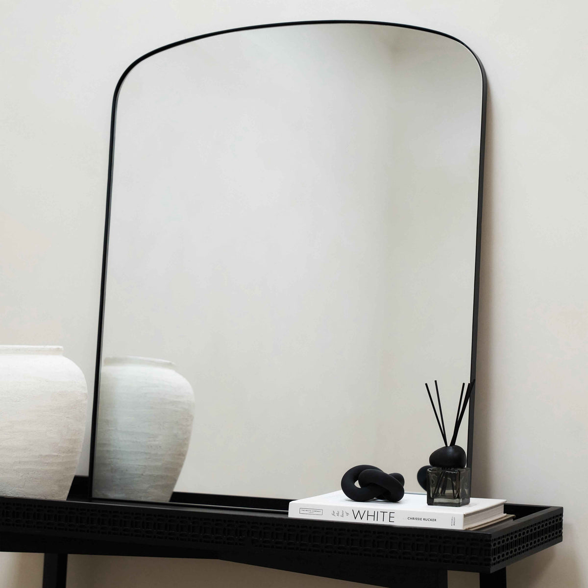 Bowness - Miroir Mural Métallique Contemporain Arqué Noir 90cm x 75cm