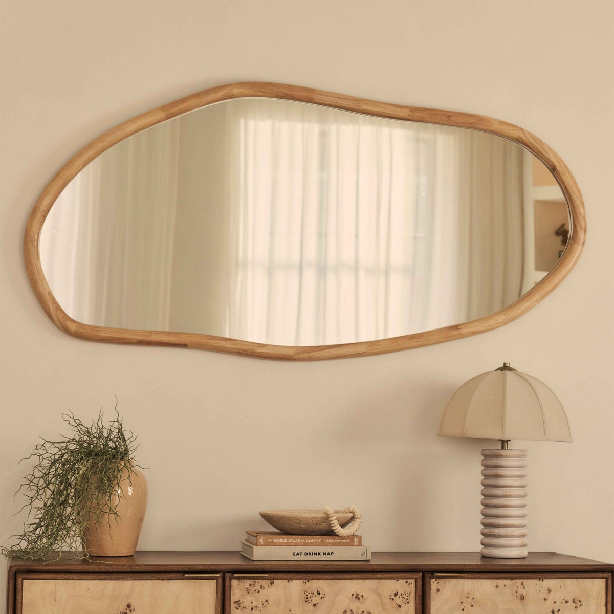 Aaliyah - Miroir mural irrégulier en bois clair 150 cm x 75 cm