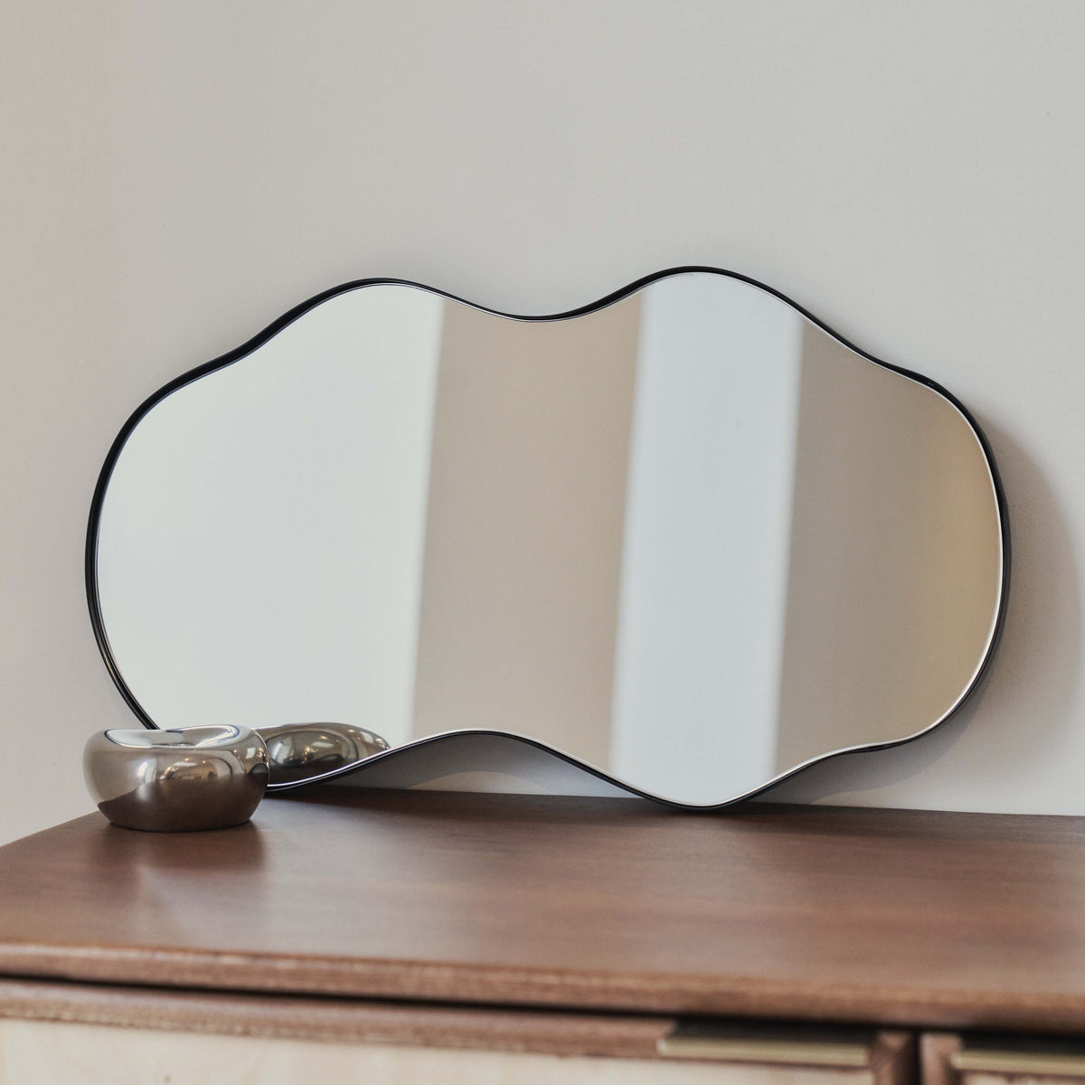 Ava - Miroir irrégulier en forme d'étang noir 50 cm x 30 cm