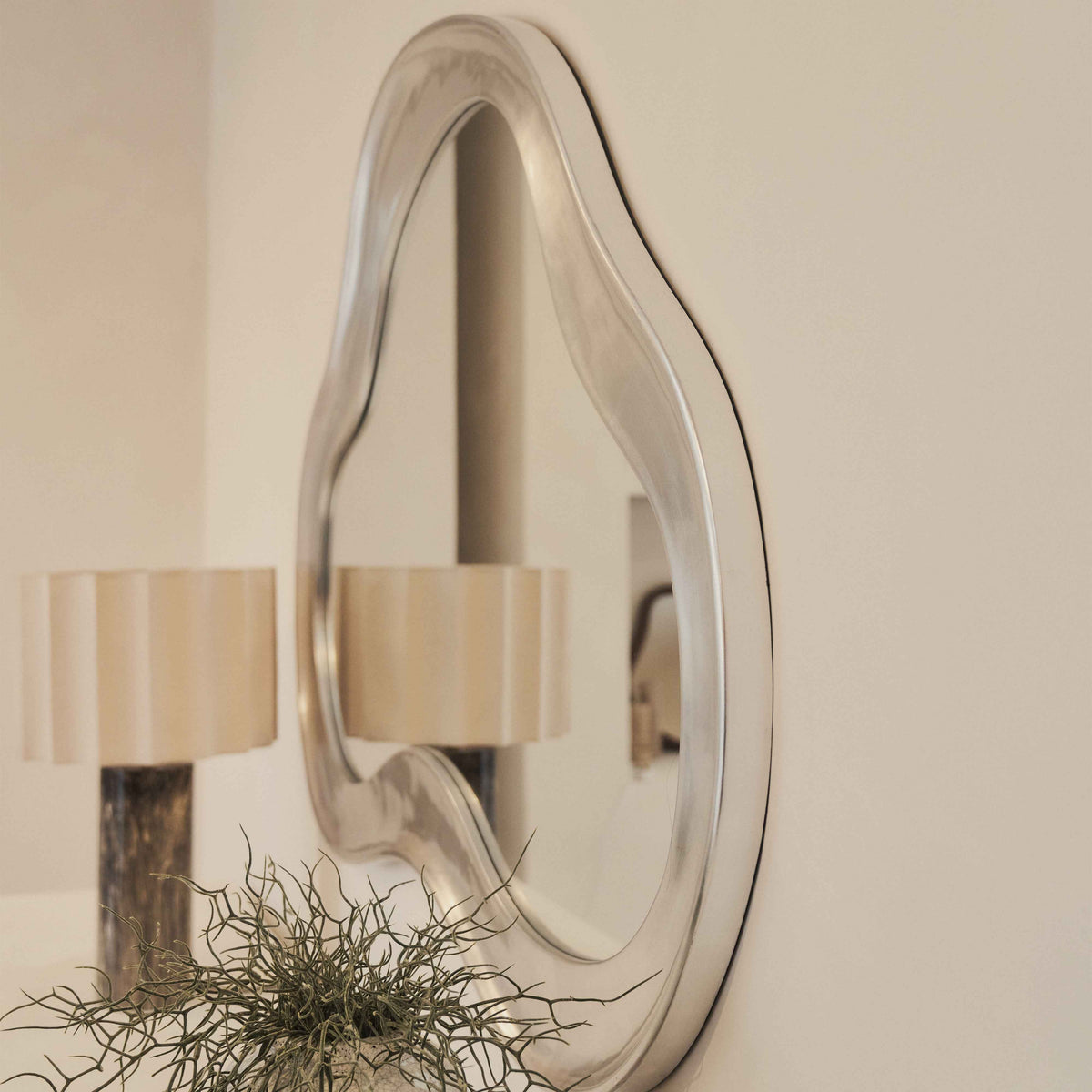 Riva - Miroir irrégulier en forme d'étang brossé chrome 98cm x 89cm