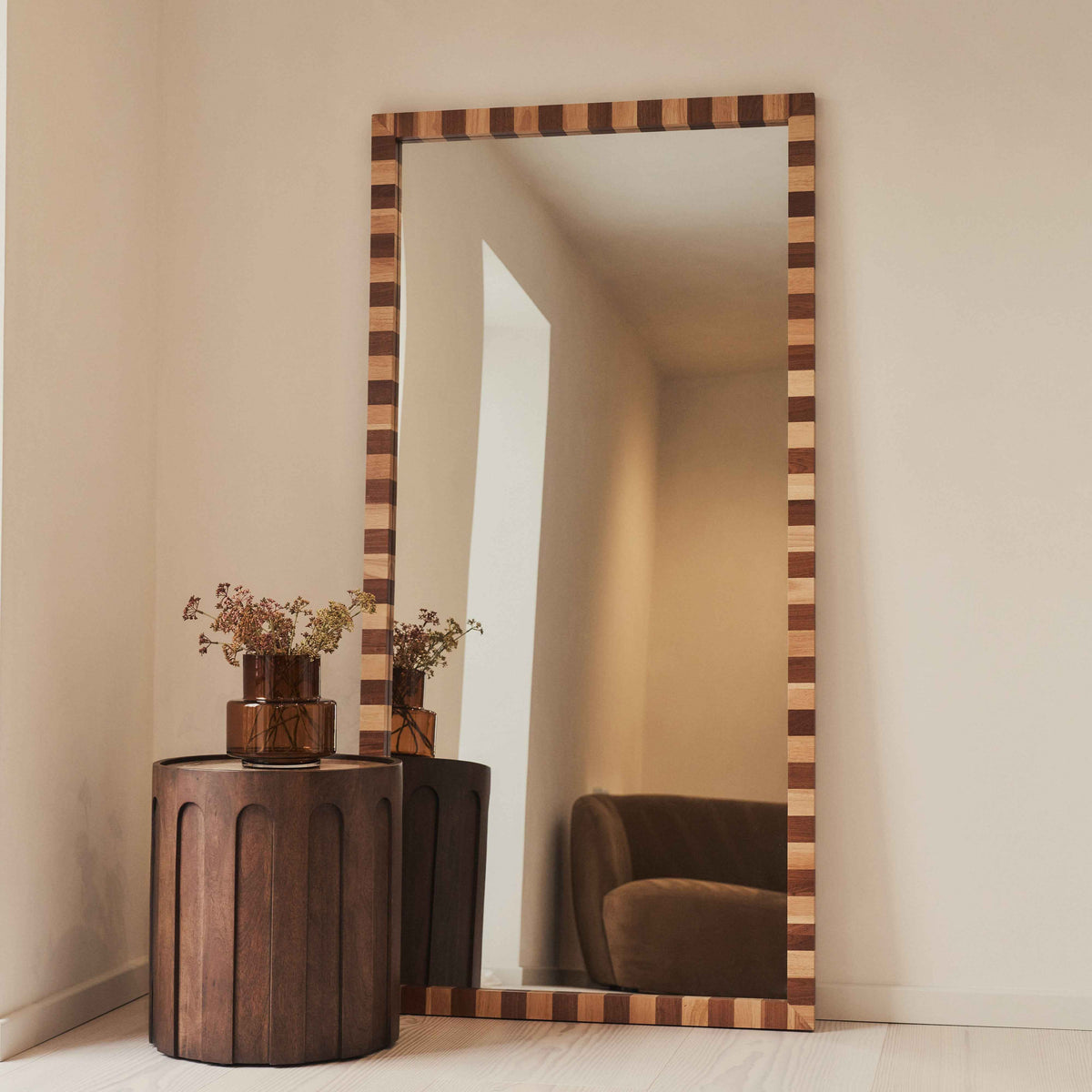 Un grand miroir pour le salon