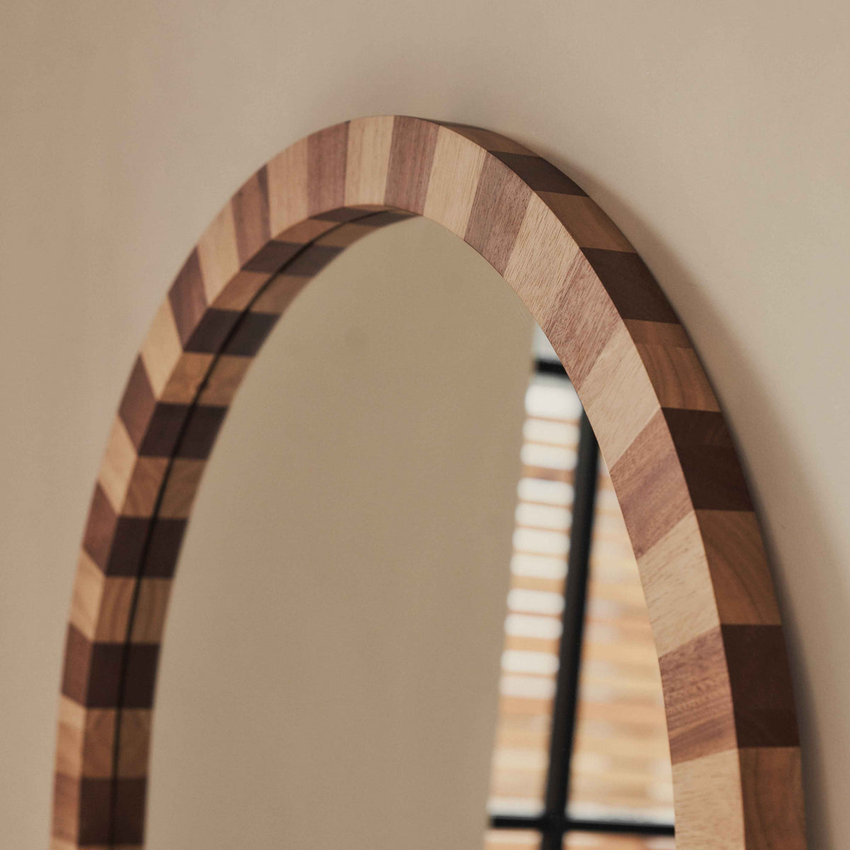 Tessera - Miroir Rond en Bois Clair et Foncé à Damier 90cm x 90cm
