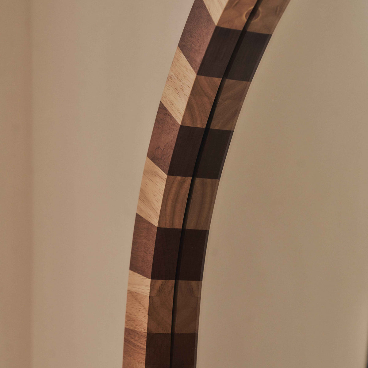 Tessera - Miroir en bois foncé et clair à damier, arche, 170 cm x 80 cm