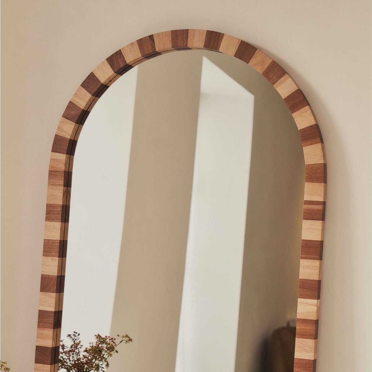 Tessera - Miroir en bois foncé et clair à damier, arche, 170 cm x 80 cm