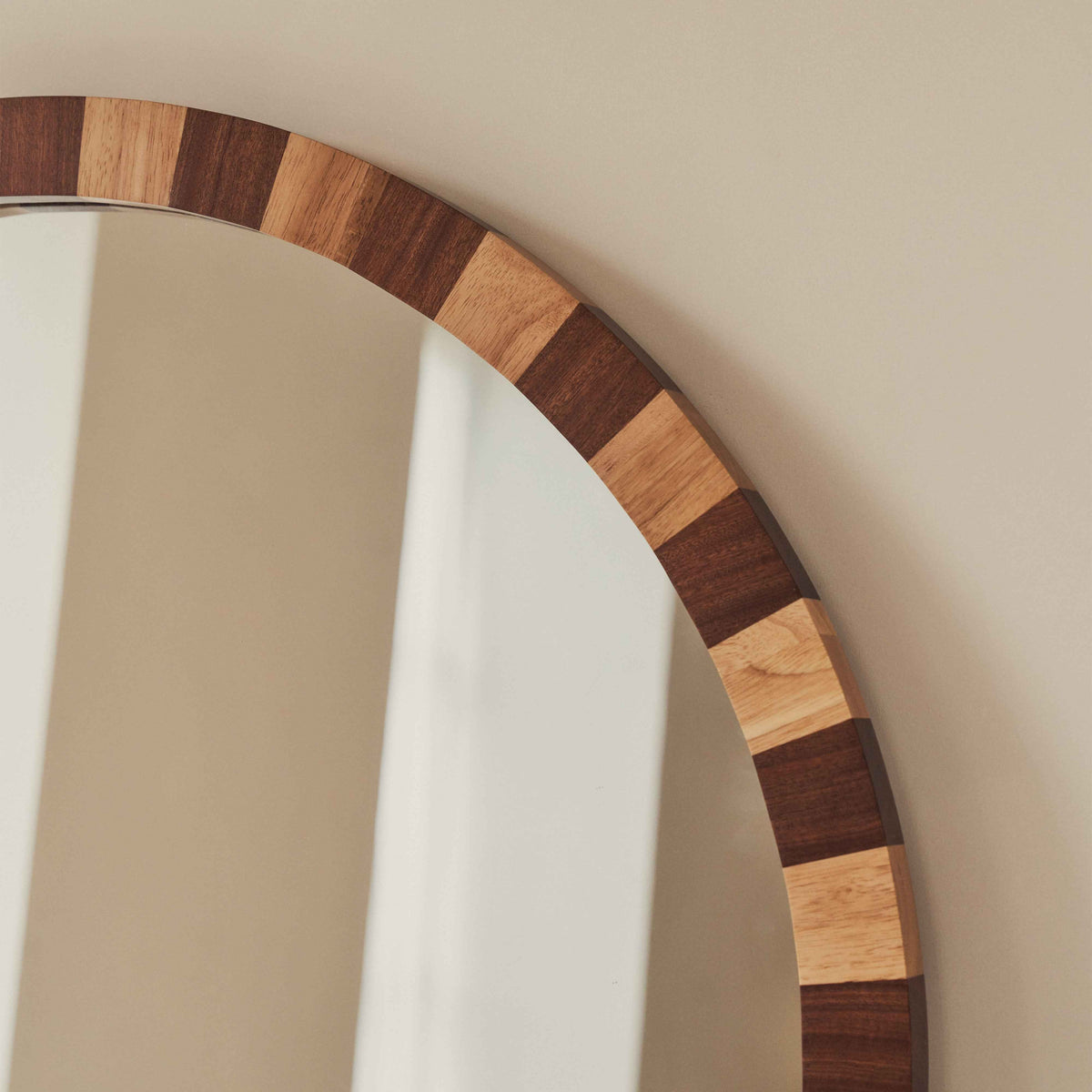 Tessera - Miroir Rond en Bois Clair et Foncé à Damier 90cm x 90cm