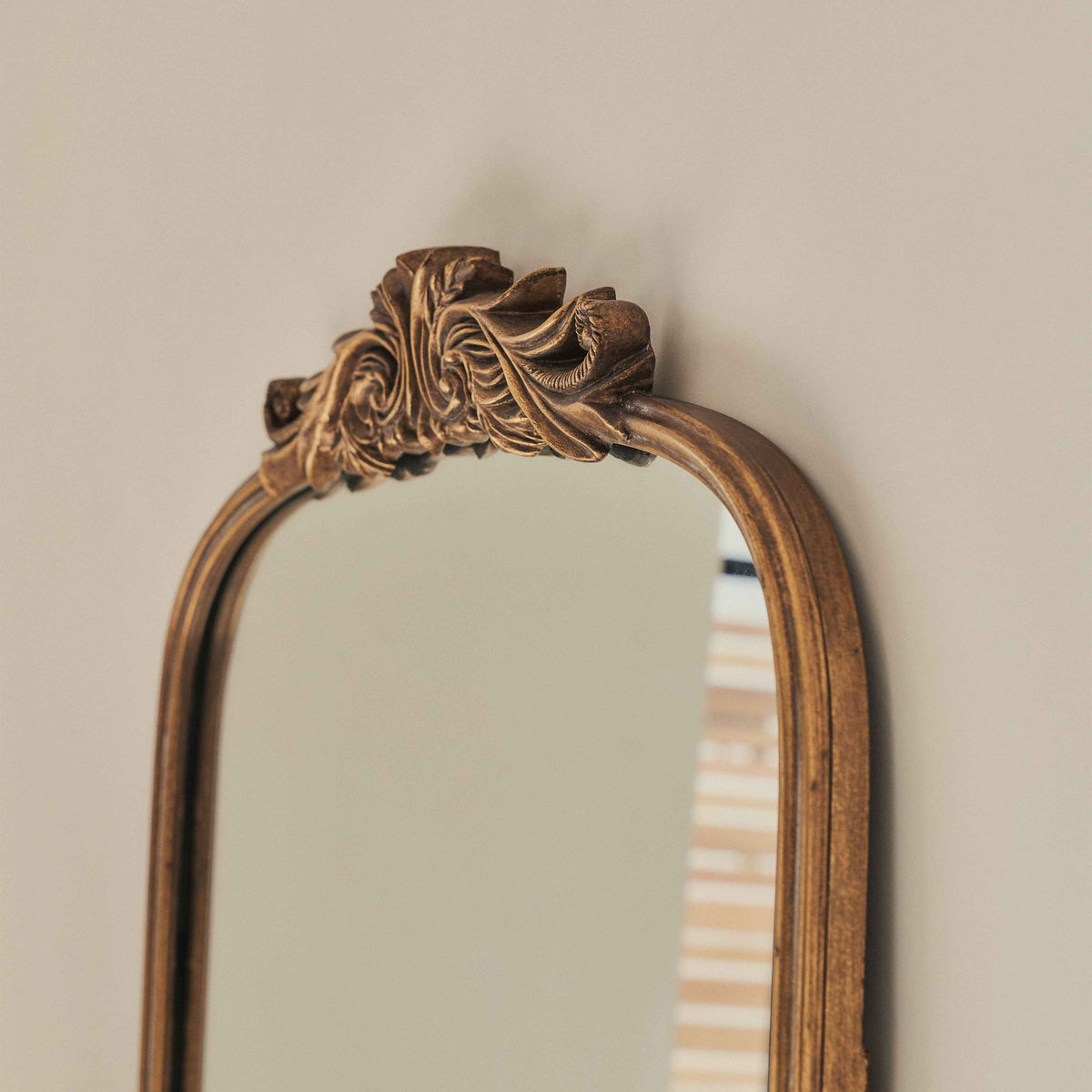 Amelia - Miroir Portrait Métallique Arqué Doré 100cm x 64cm