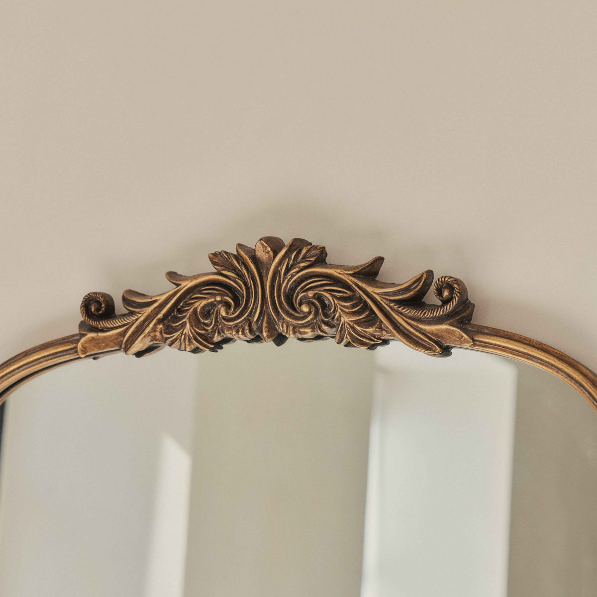 Amelia - Miroir Portrait Métallique Arqué Doré 100cm x 64cm