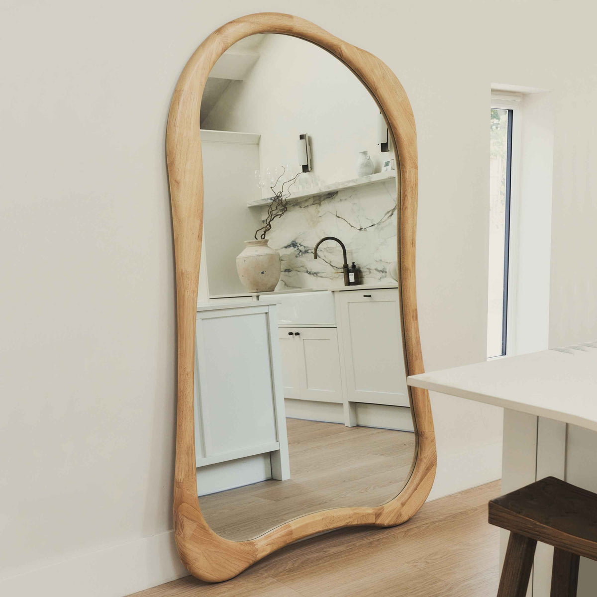 Arcurva - Miroir irrégulier extra grand pleine longueur en bois clair 190cm x 120cm