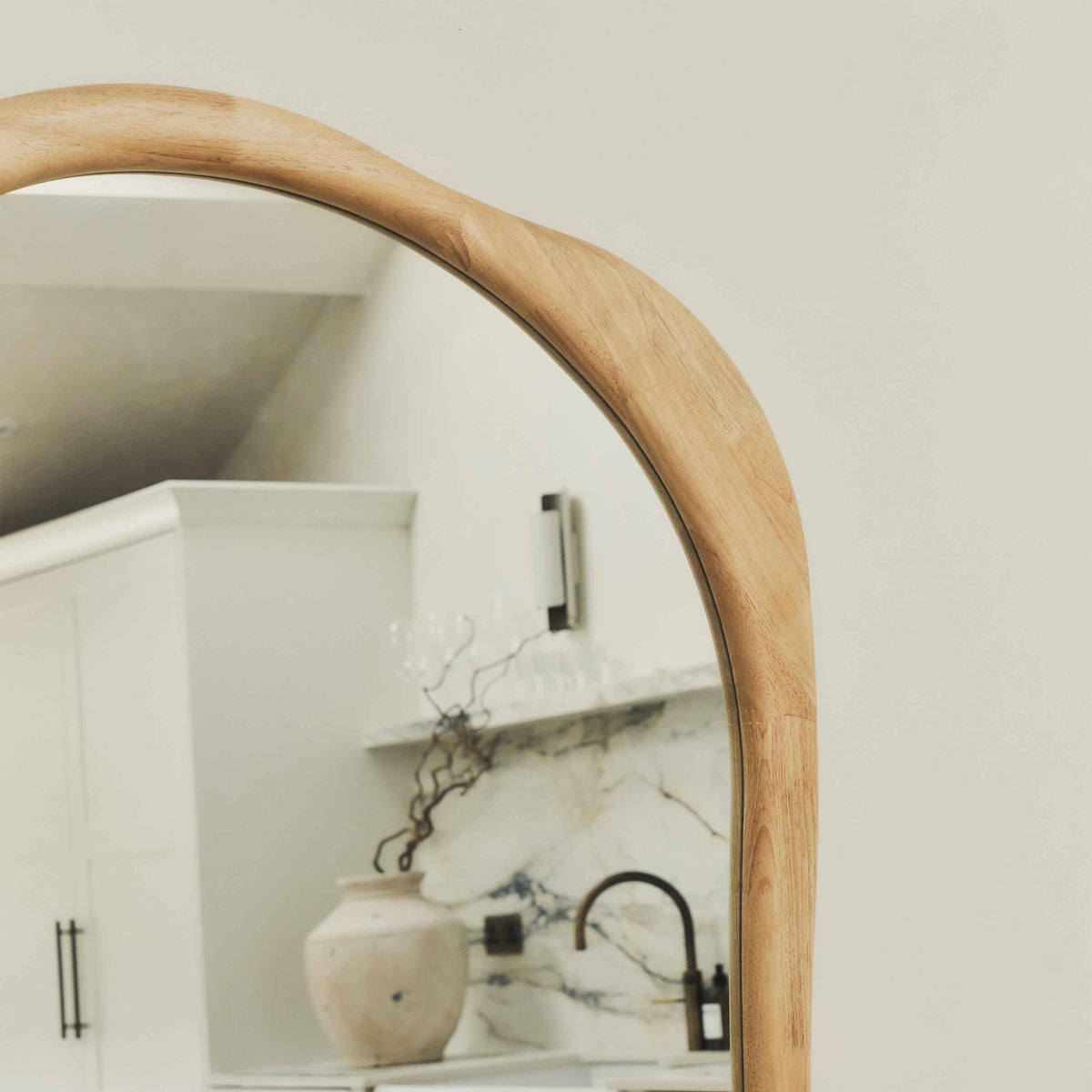 Arcurva - Miroir irrégulier extra grand pleine longueur en bois clair 190cm x 120cm