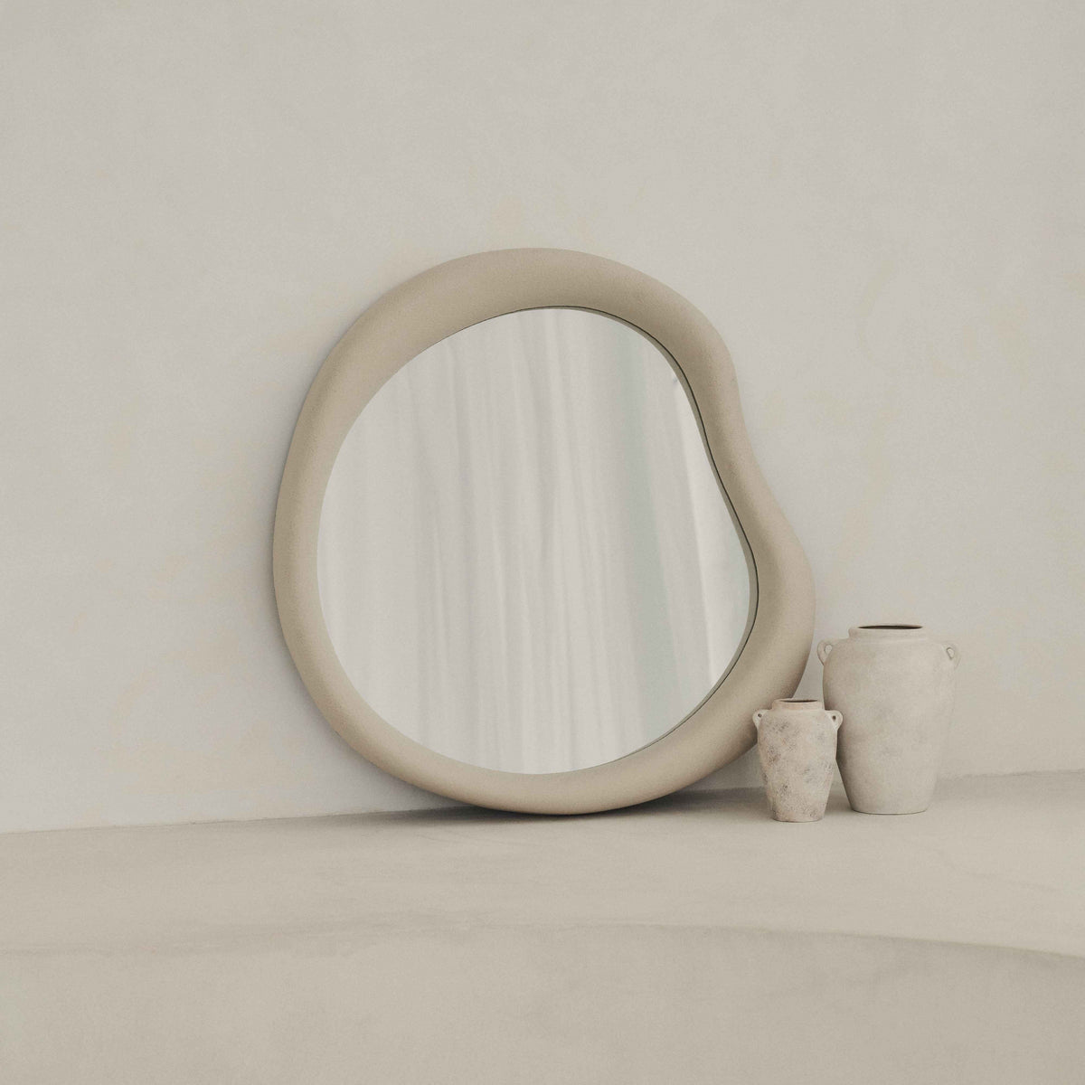 Wabi-Sabi - Miroir mural irrégulier en béton 80cm x 72cm